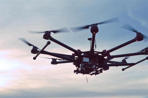 RRC bietet Batterien und Batteriesysteme für Drohnen.